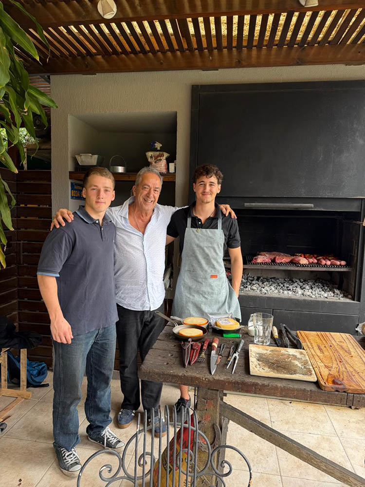 Cliente de Lomazzo con el equipo junto al asado