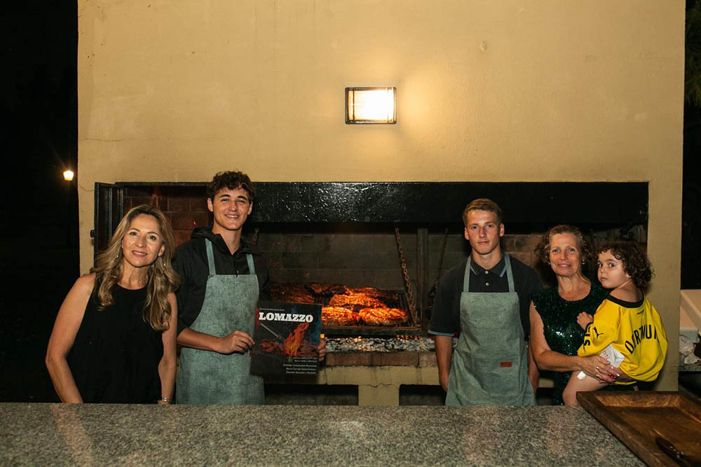 Clientes de Lomazzo junto a la parrilla