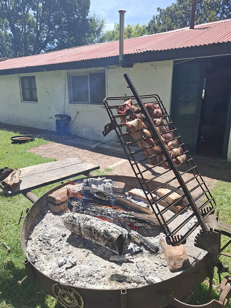 Asado a leña sobre la parrilla de Lomazzo